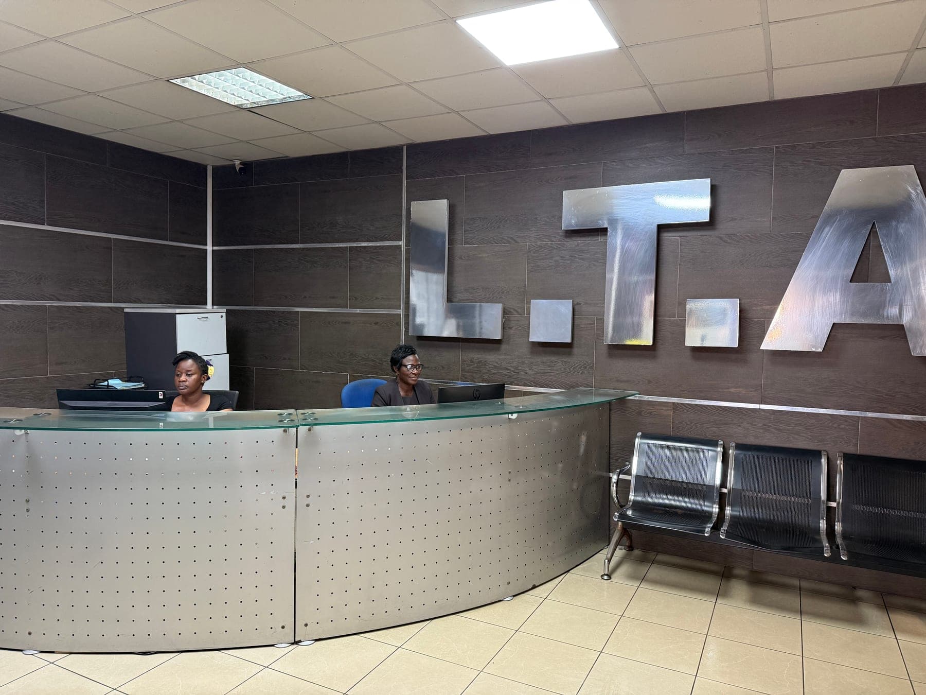 Comptoir d'accueil du siège de Lagune Transit Abidjan, sous les lettres L.T.A