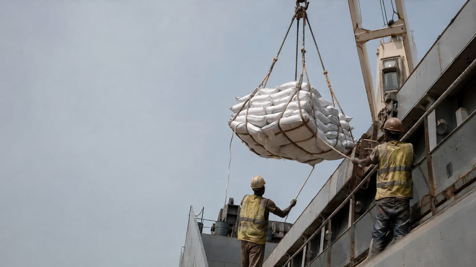 Portique en opération sur le terminal portuaire