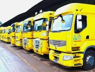Camion porte-conteneurs de la flotte LTA sur le corridor