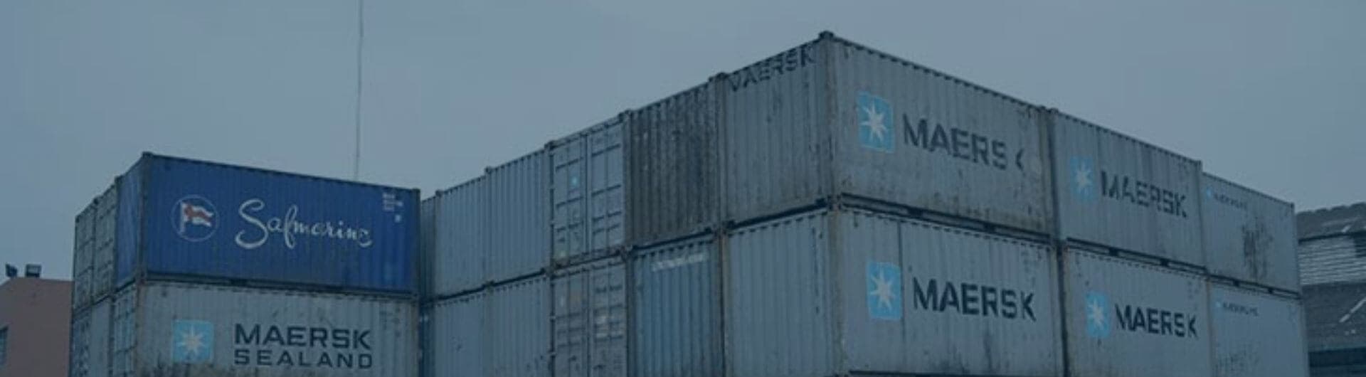 Conteneurs empilés sur le terminal du port d'Abidjan