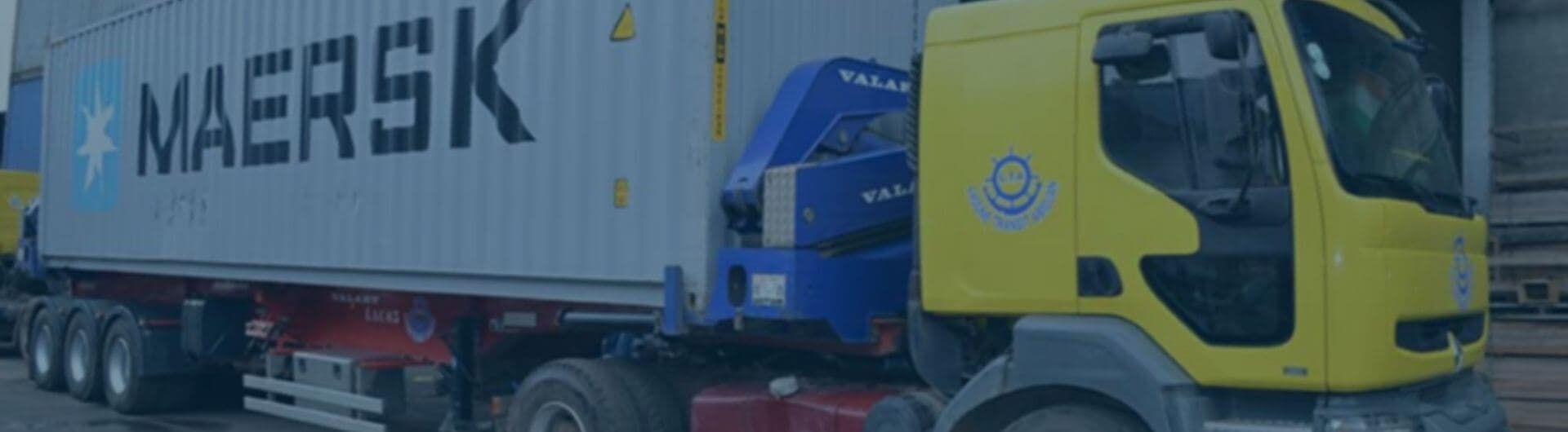 Camion porte-conteneurs sur le parc de restitution