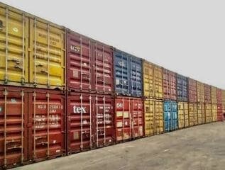 Équipe de manutention sur le terminal
