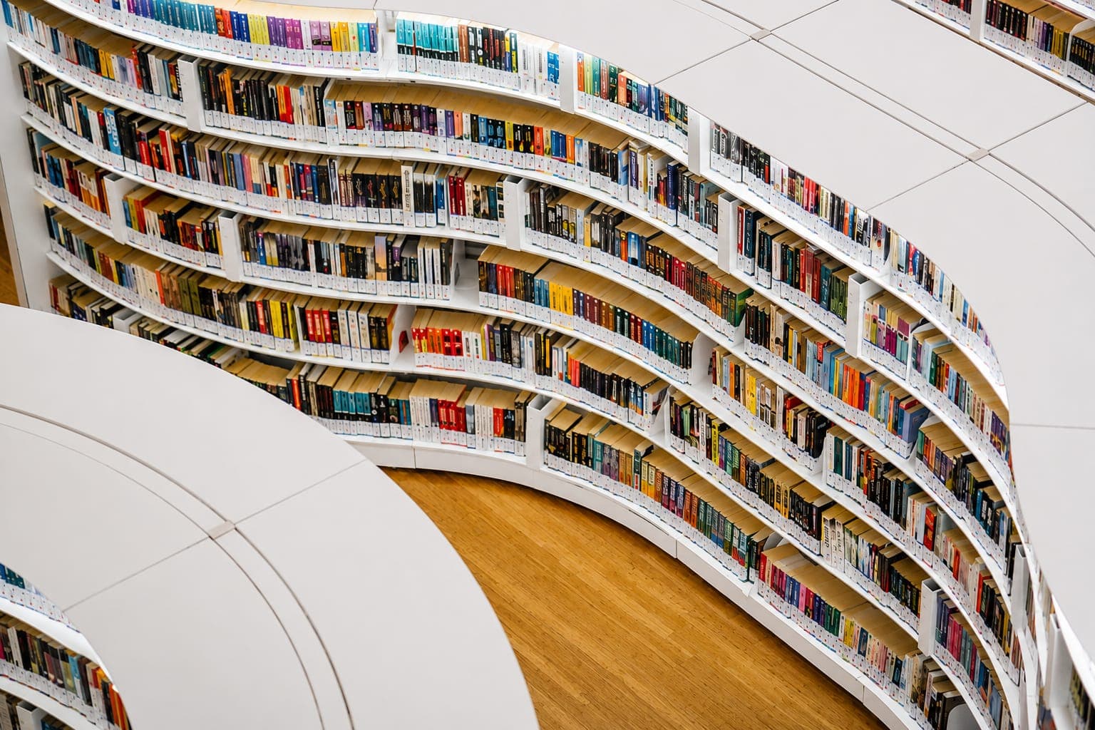 Rayonnages d'une bibliothèque de référence